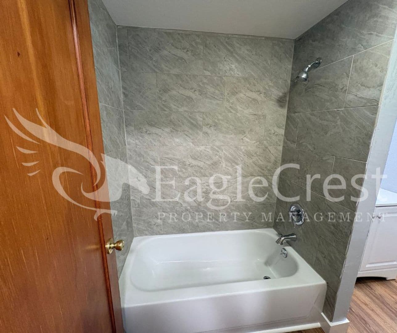 College Place Apartment: 223 SE Roseville Ln