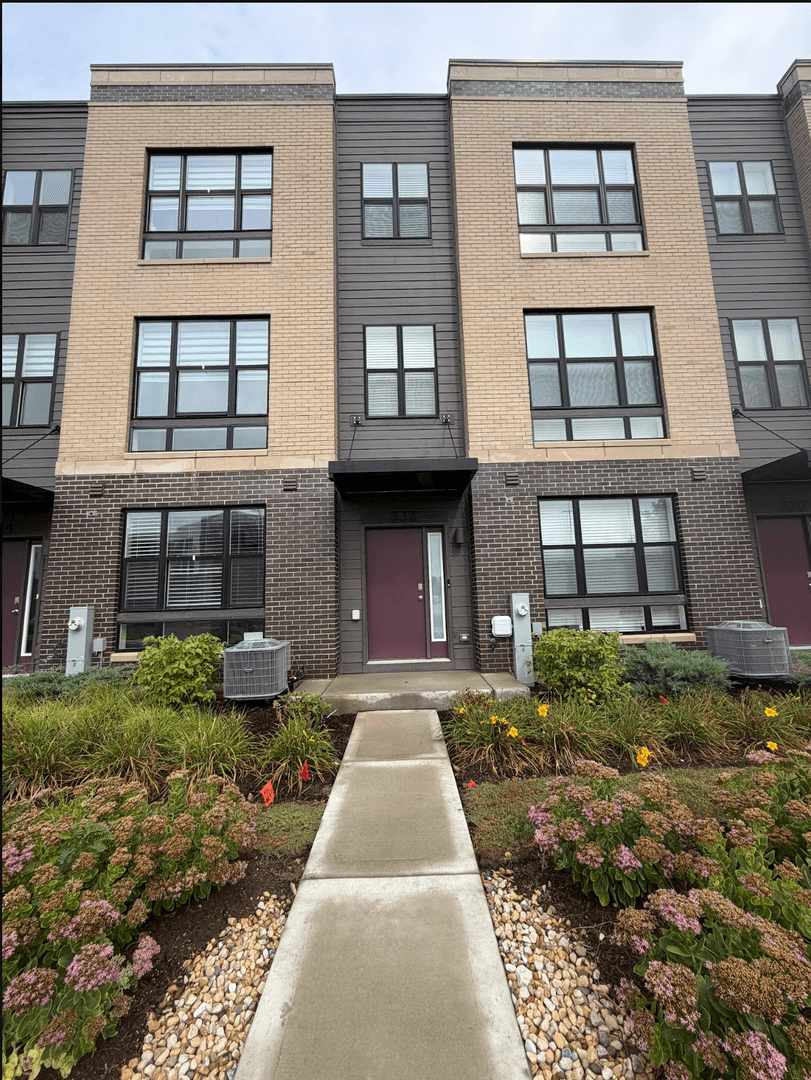 Lombard Townhome: 332 Summit Circle