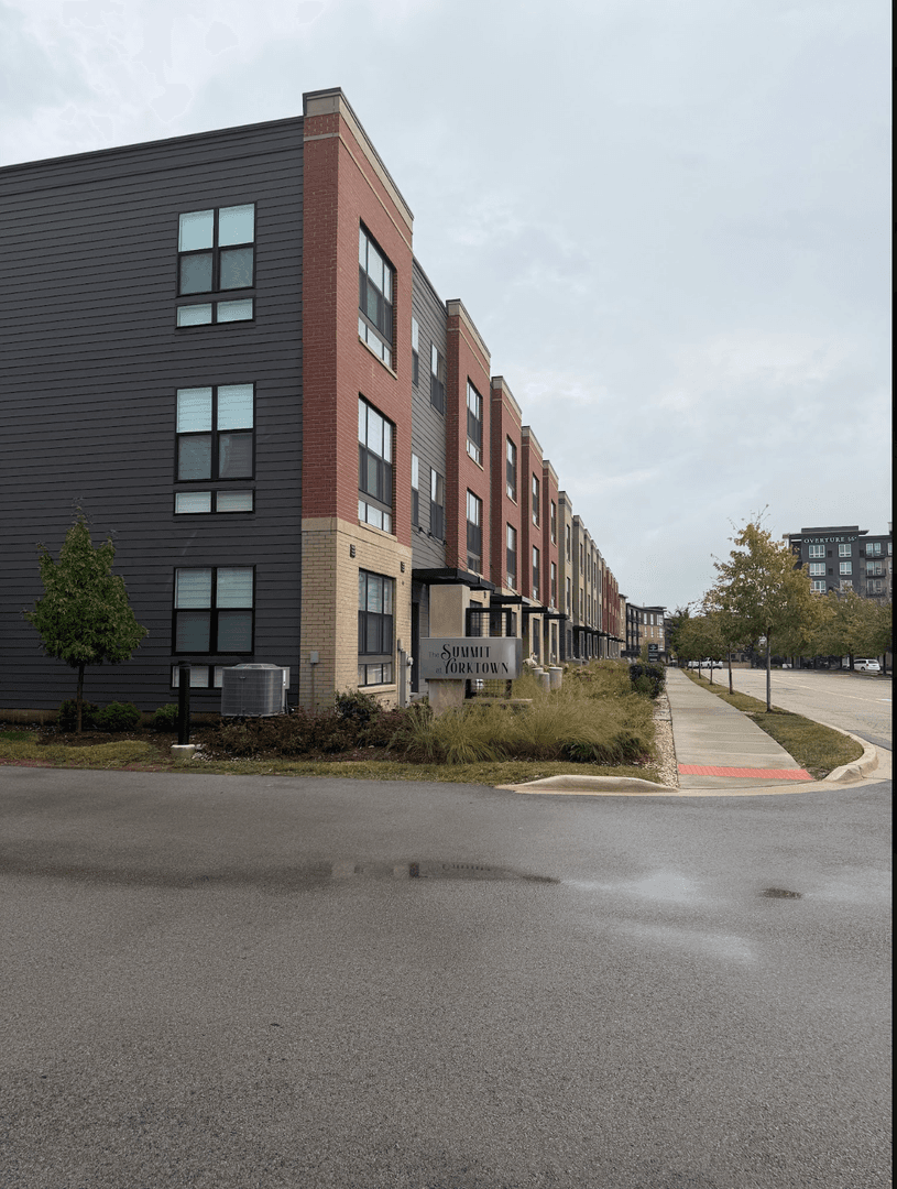 Lombard Townhome: 332 Summit Circle