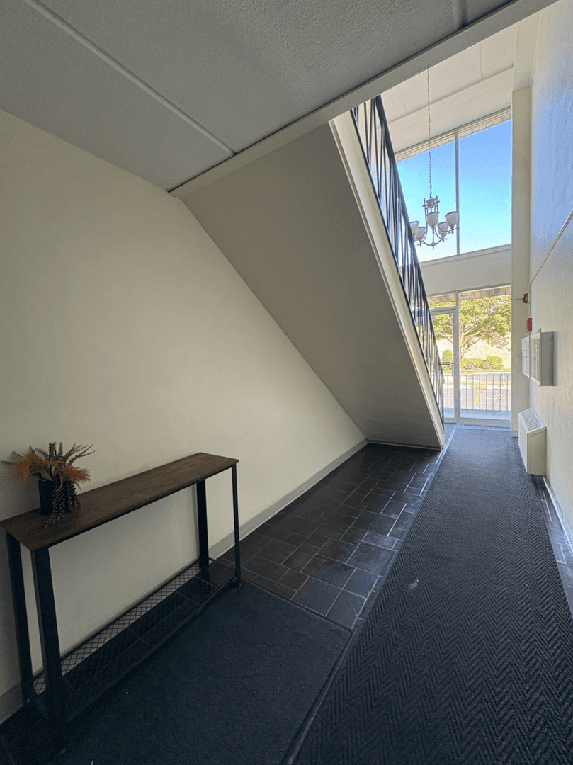 Elmhurst Apartment: 484 N Addison Ave Unit 101E