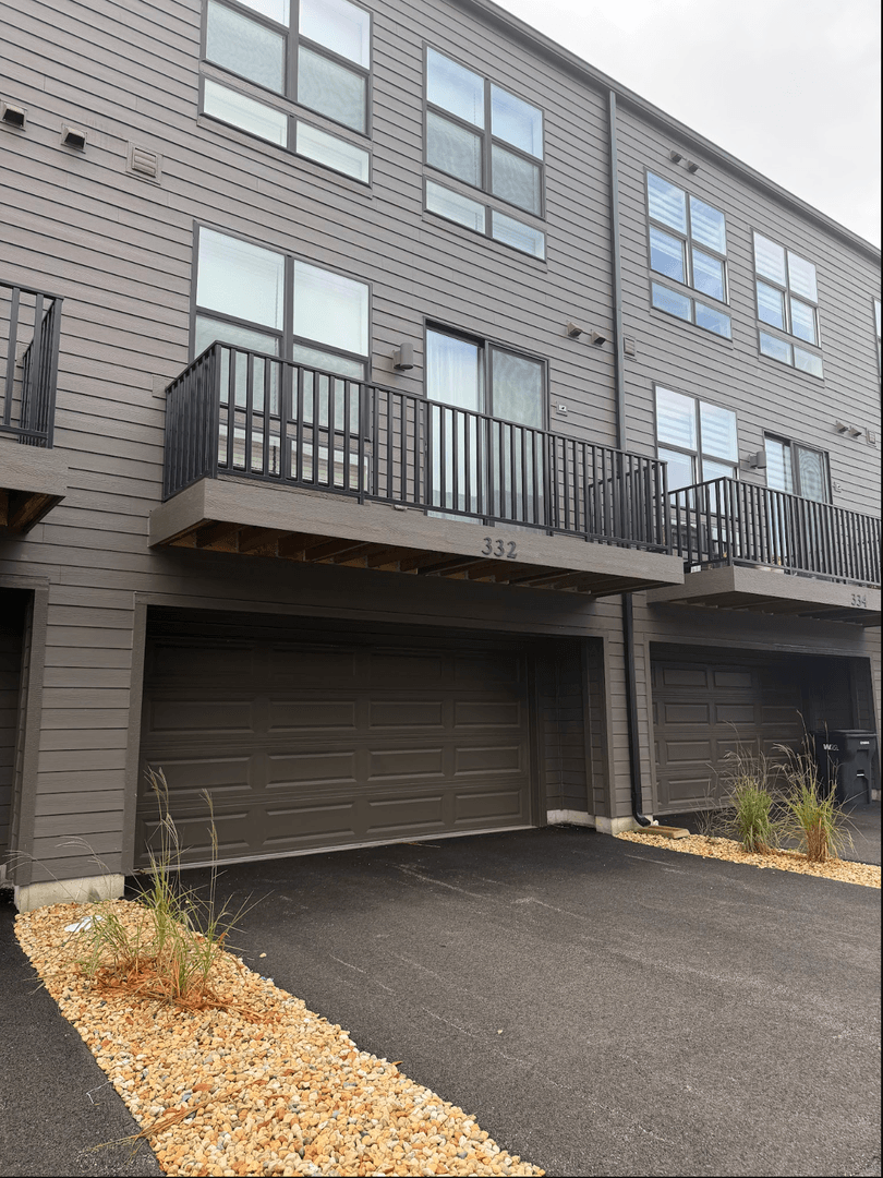 Lombard Townhome: 332 Summit Circle