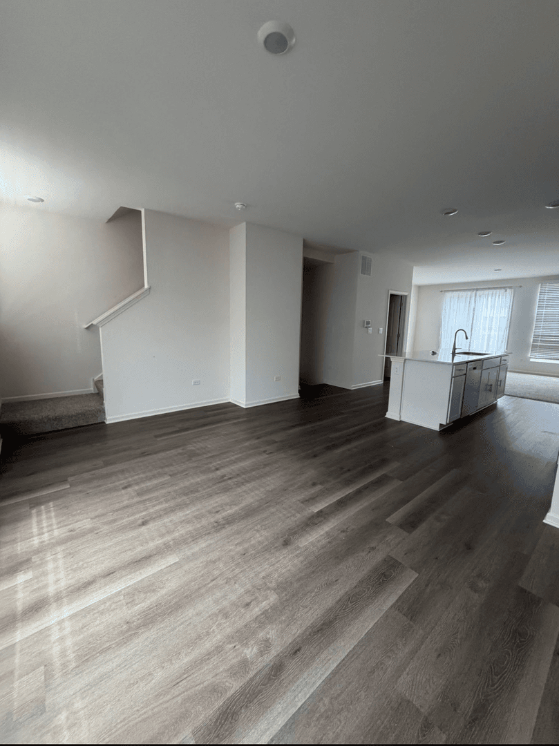 Lombard Townhome: 332 Summit Circle
