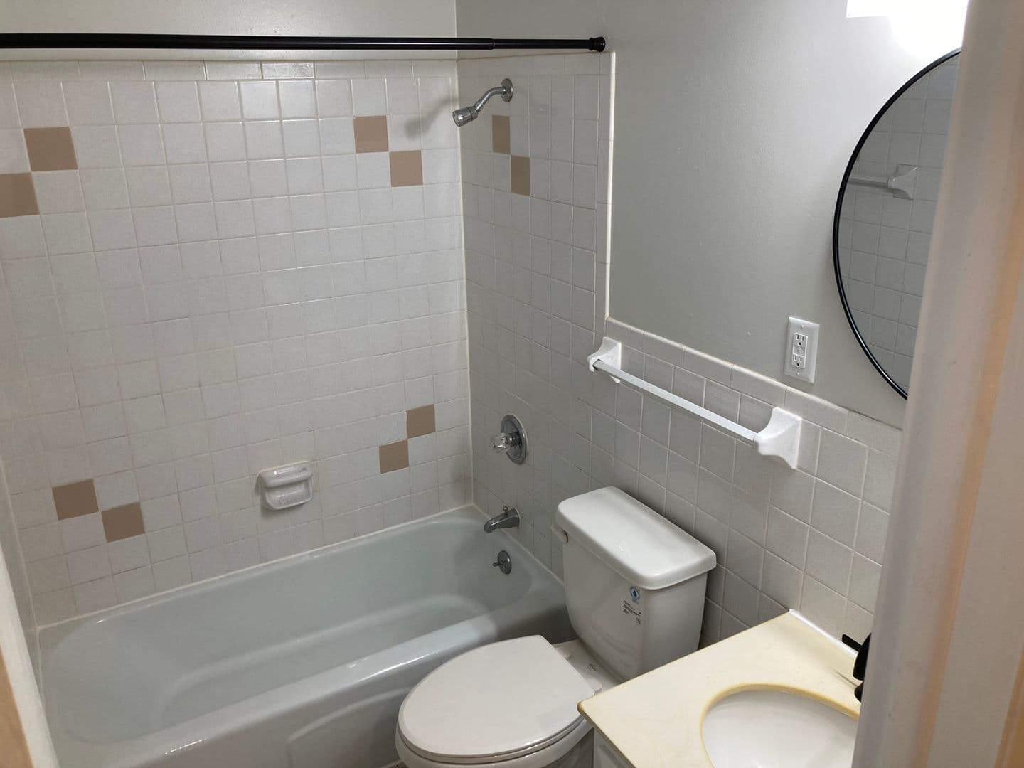 Duluth Apartment: 1410 Acre St