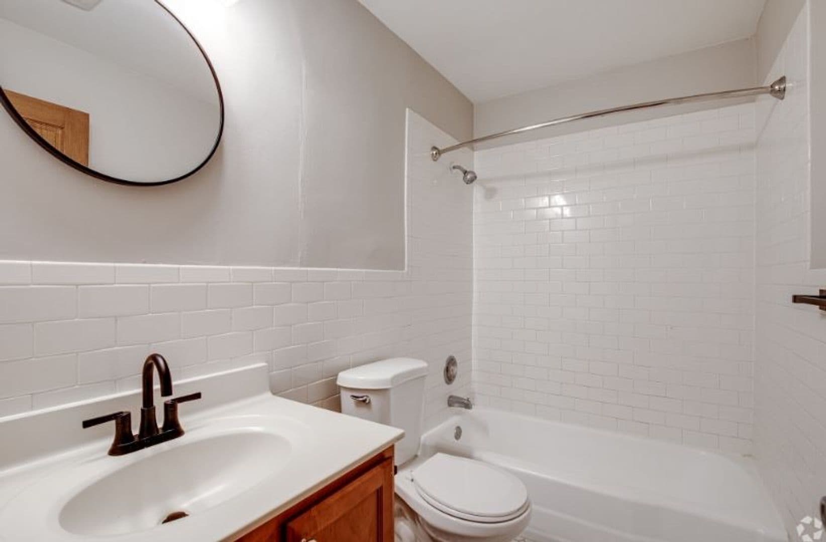 Robbinsdale Apartment: 4028 37th Ave N