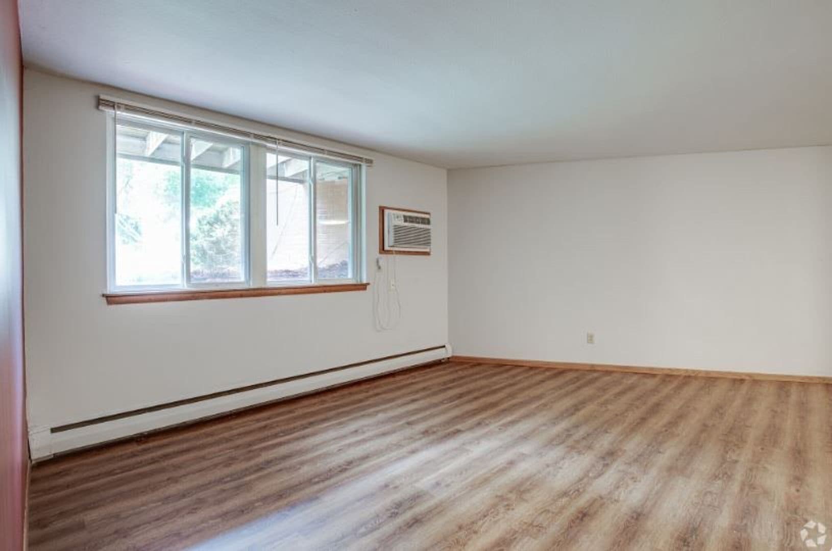 Robbinsdale Apartment: 4028 37th Ave N