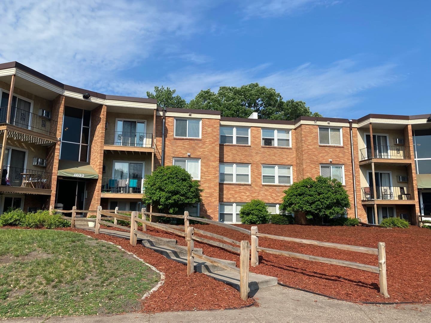 Robbinsdale Apartment: 4028 37th Ave N