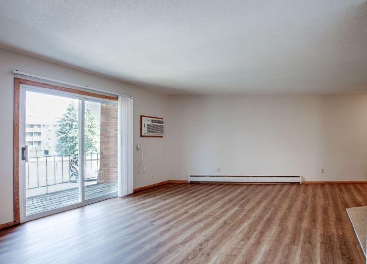 Robbinsdale Apartment: 4028 37th Ave N
