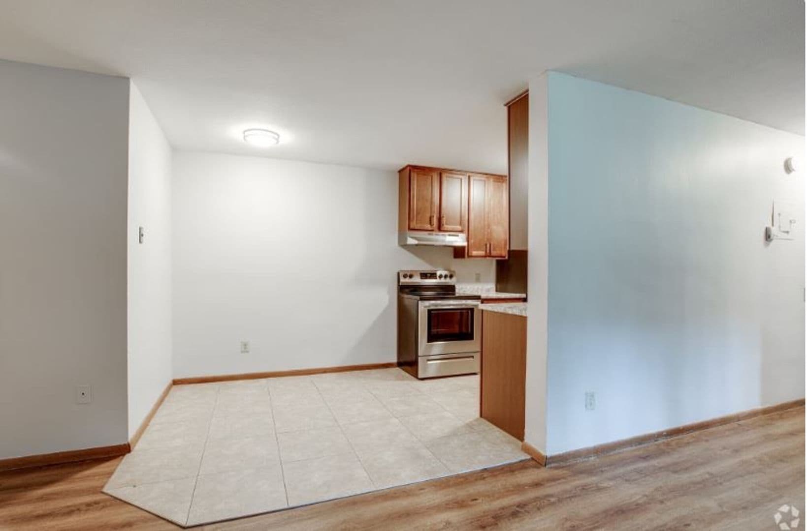 Robbinsdale Apartment: 4028 37th Ave N