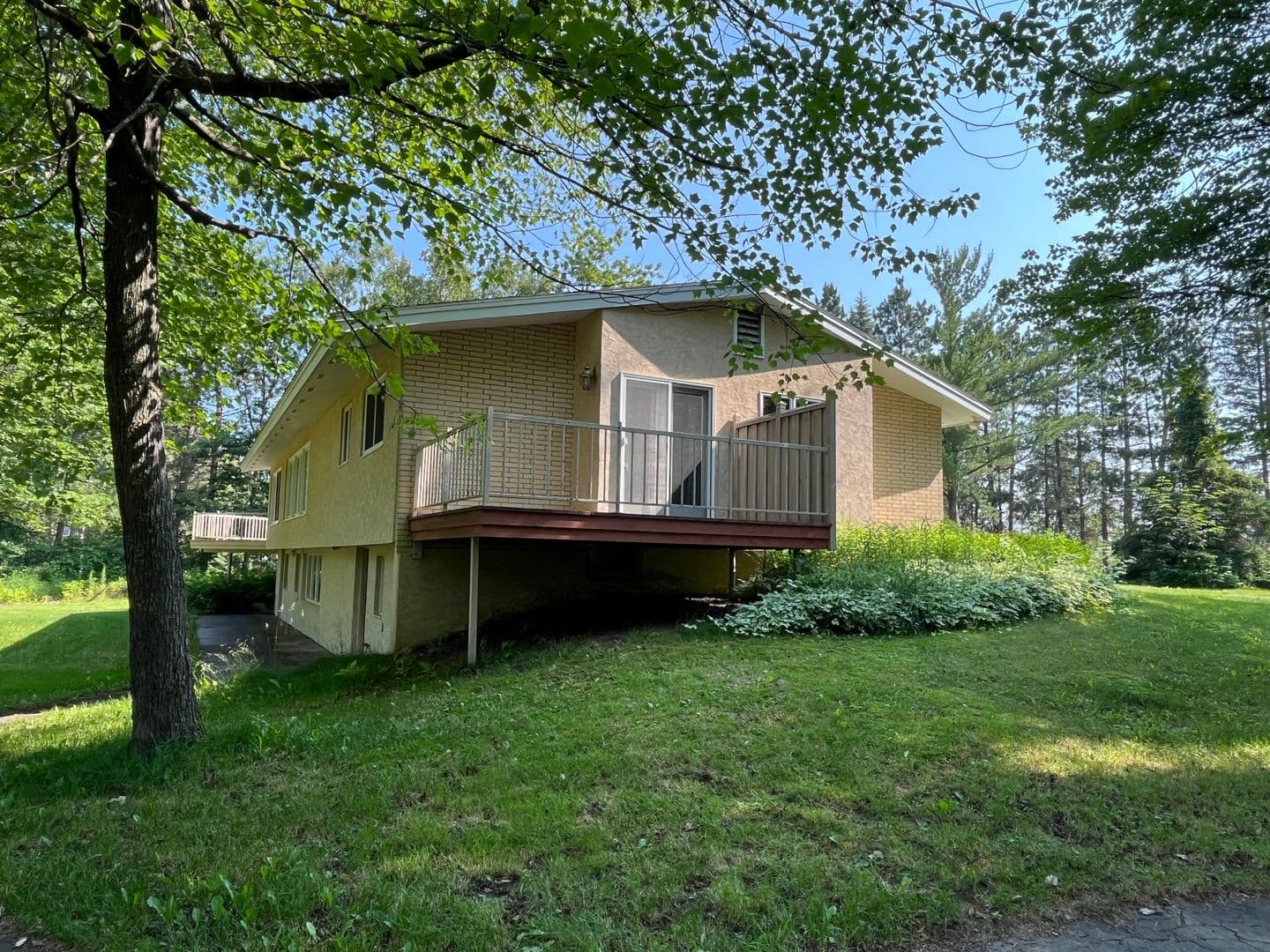 Cloquet House: 1513 S Highway 33