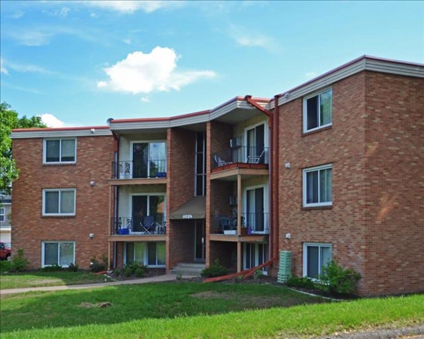 Robbinsdale Apartment: 4032 37th Ave. N