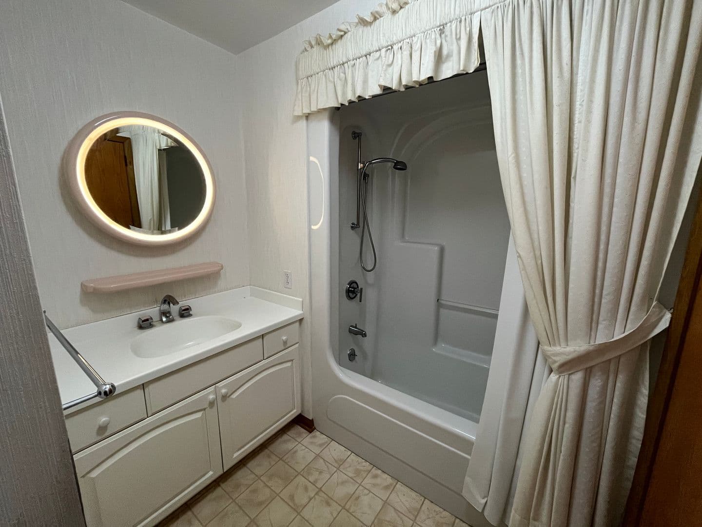Cloquet House: 1513 S Highway 33