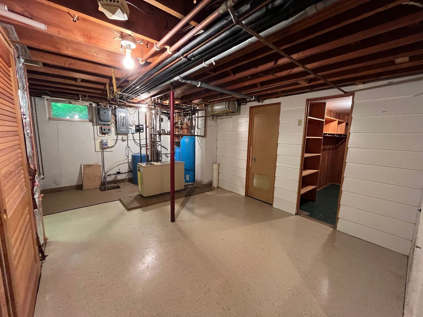 Cloquet House: 1513 S Highway 33