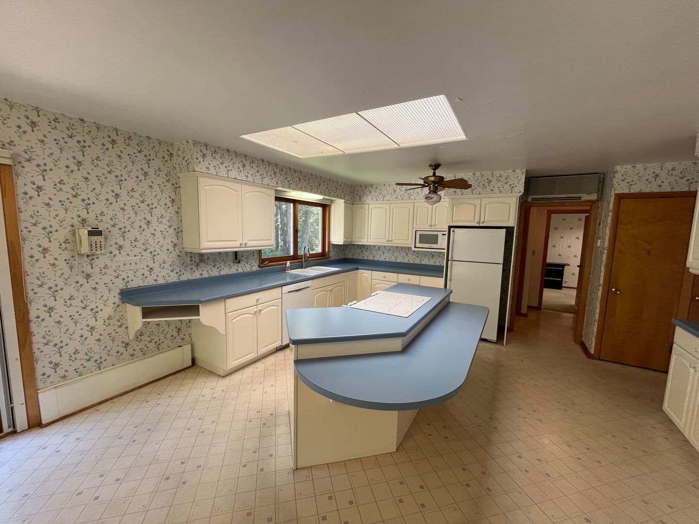 Cloquet House: 1513 S Highway 33
