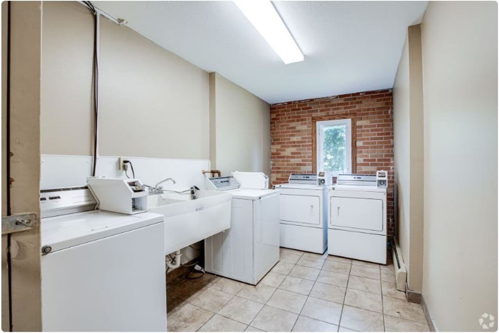 Robbinsdale Apartment: 4028 37th Ave N