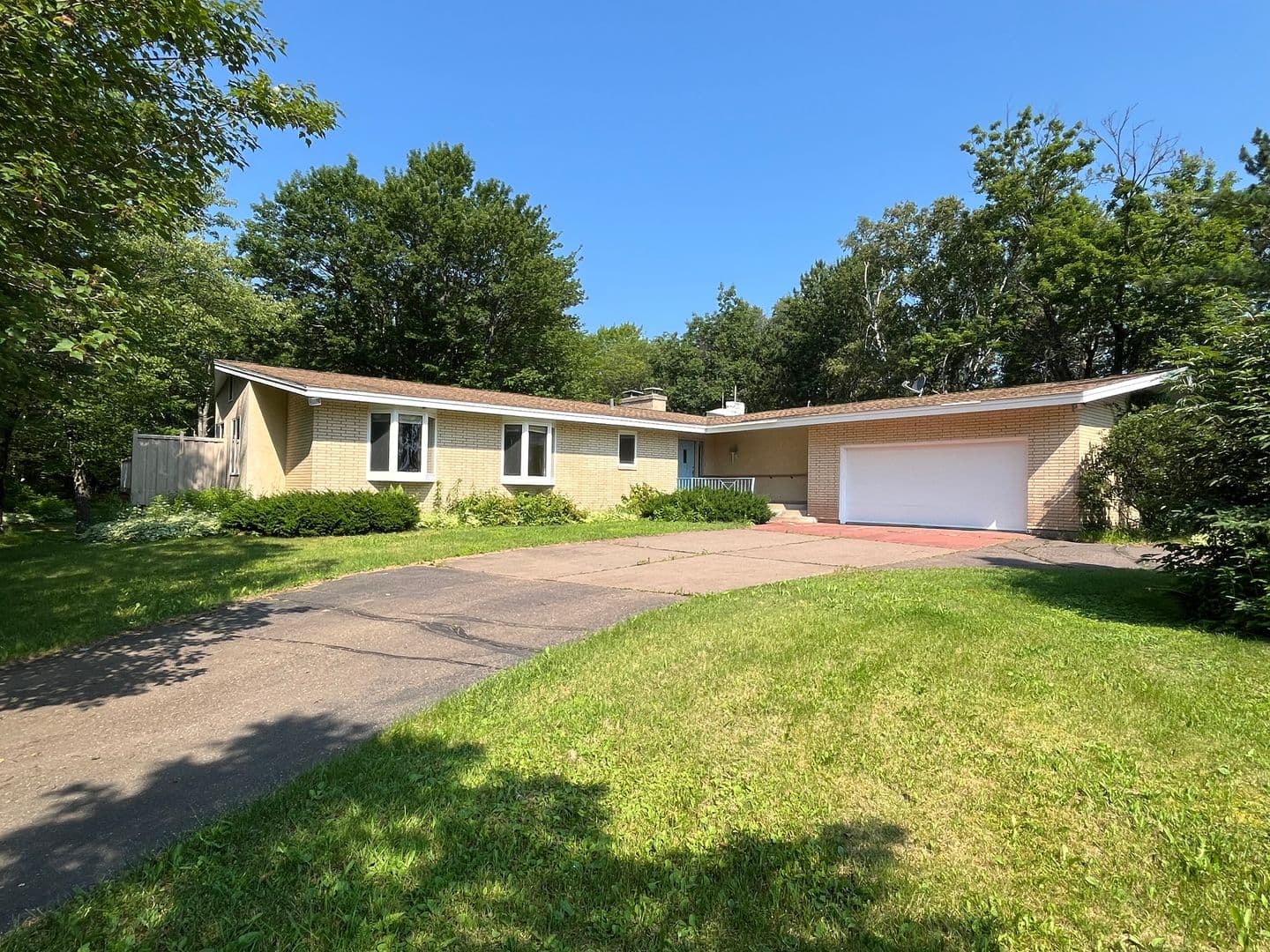 Cloquet House: 1513 S Highway 33