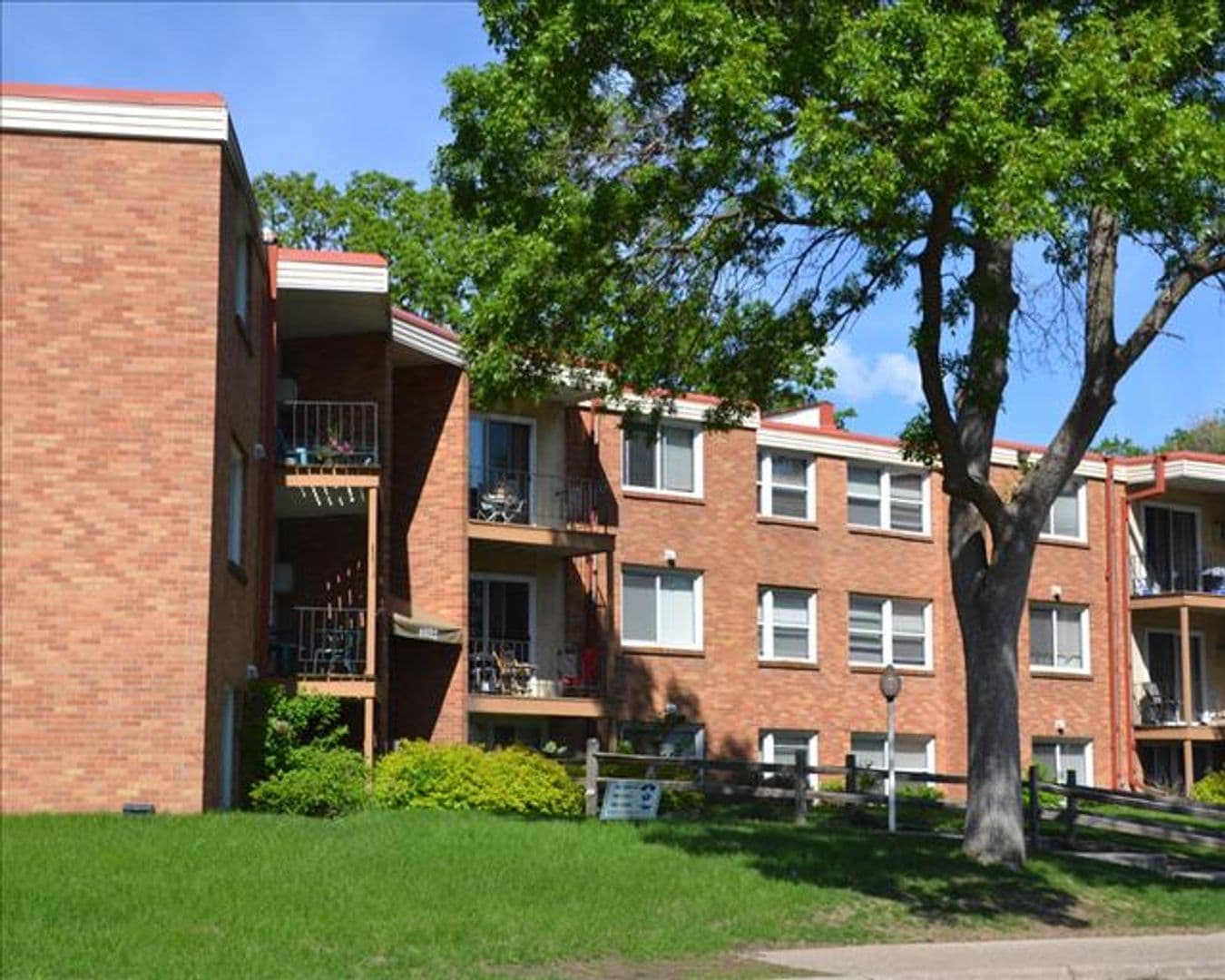 Robbinsdale Apartment: 4032 37th Ave. N