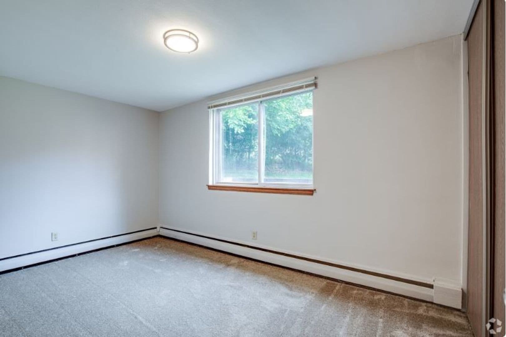 Robbinsdale Apartment: 4028 37th Ave N