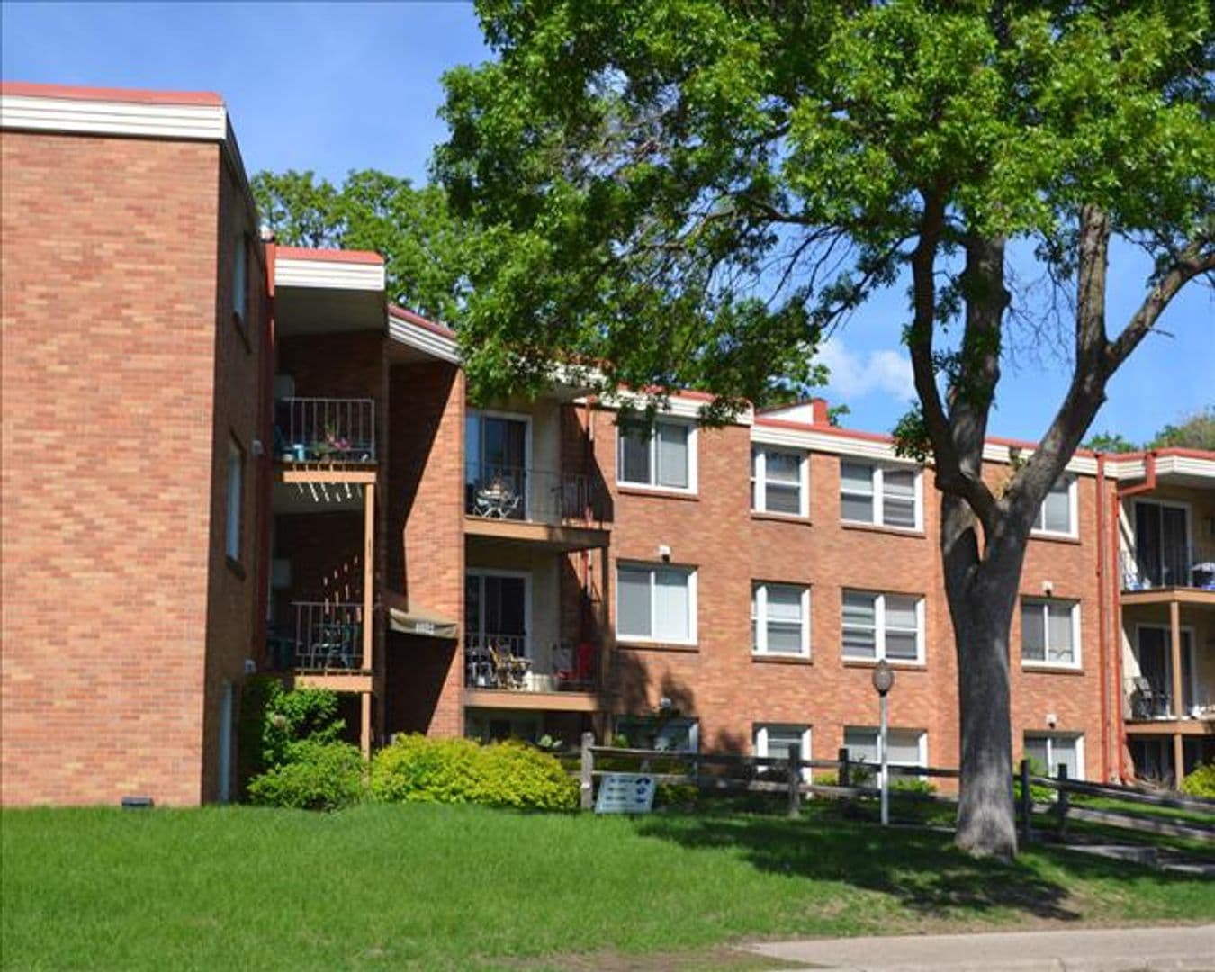 Robbinsdale Apartment: 4032 37th Ave. N