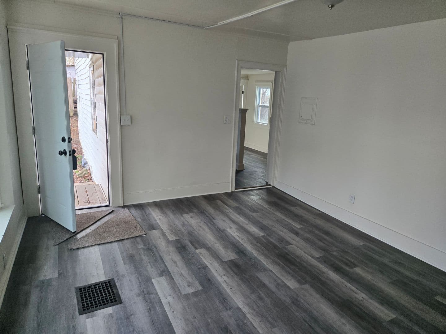 Auburn Apartment: 48 Clark St