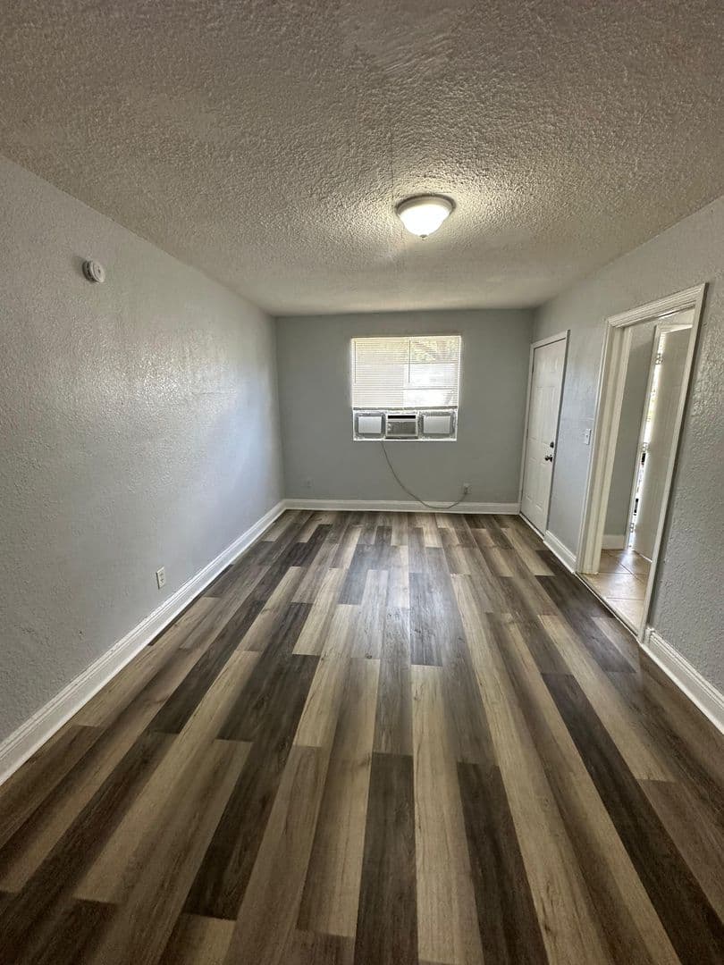 Jacksonville Apartment: 1024 W 8th St.