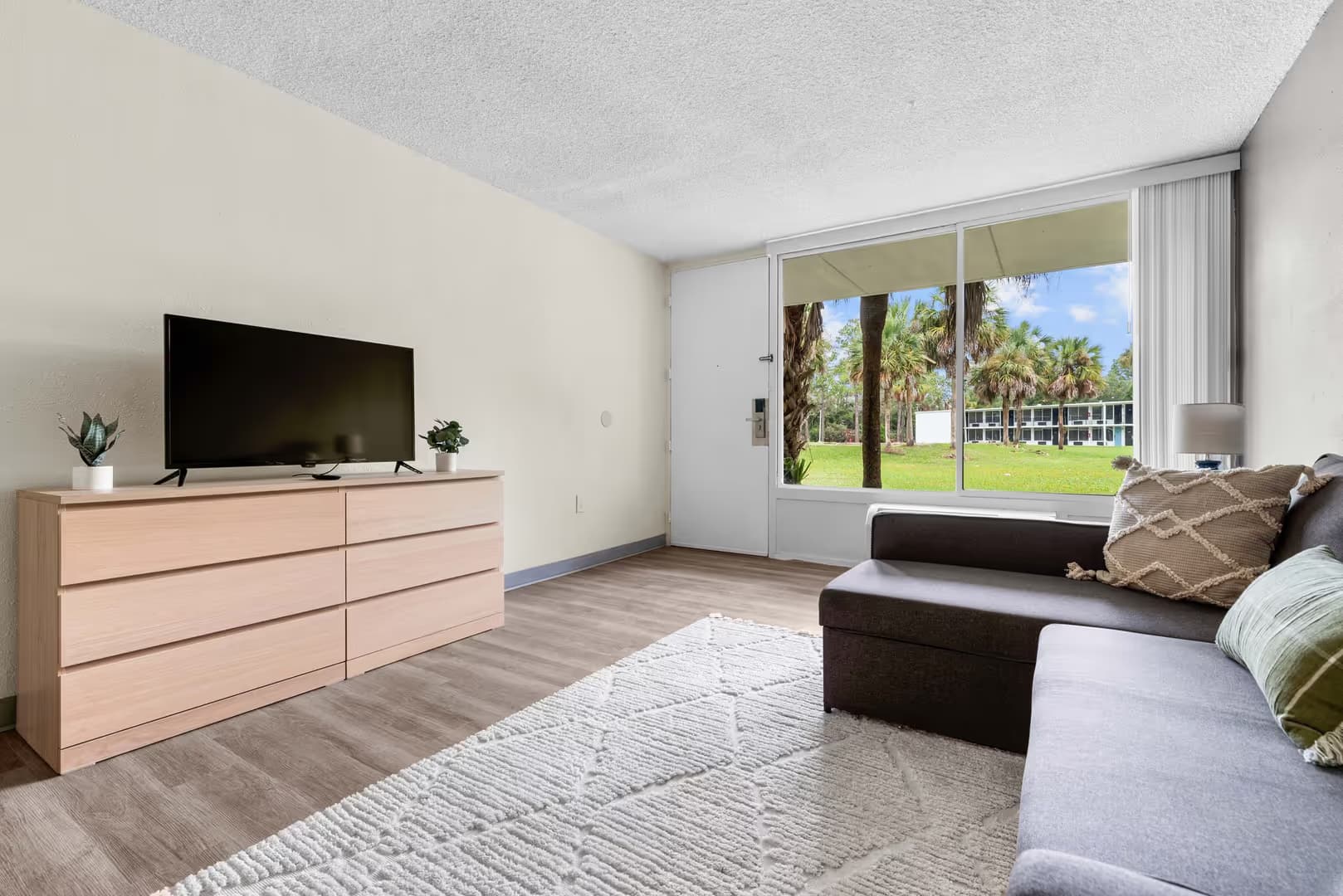 Jacksonville Apartment: 1057 Broward Rd.