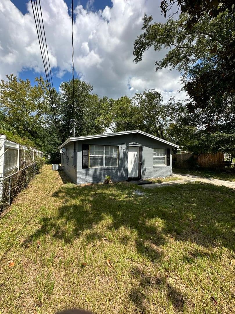 Jacksonville House: 1981 Hardee St.