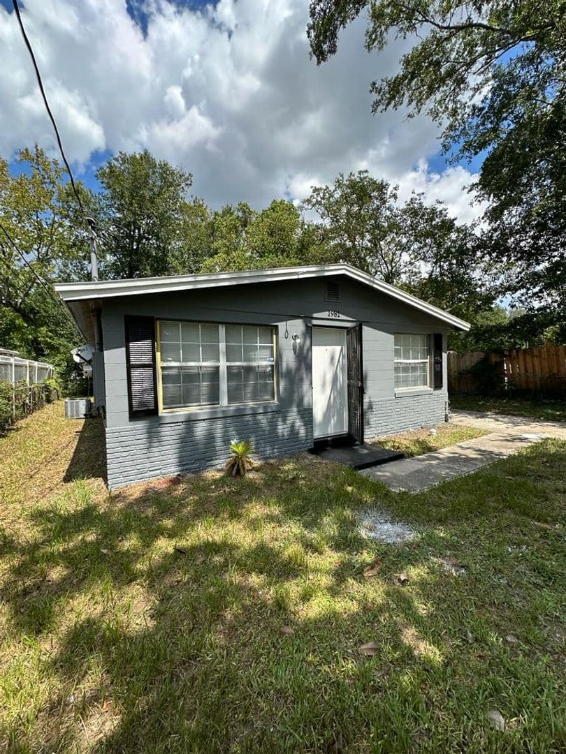 Jacksonville House: 1981 Hardee St.
