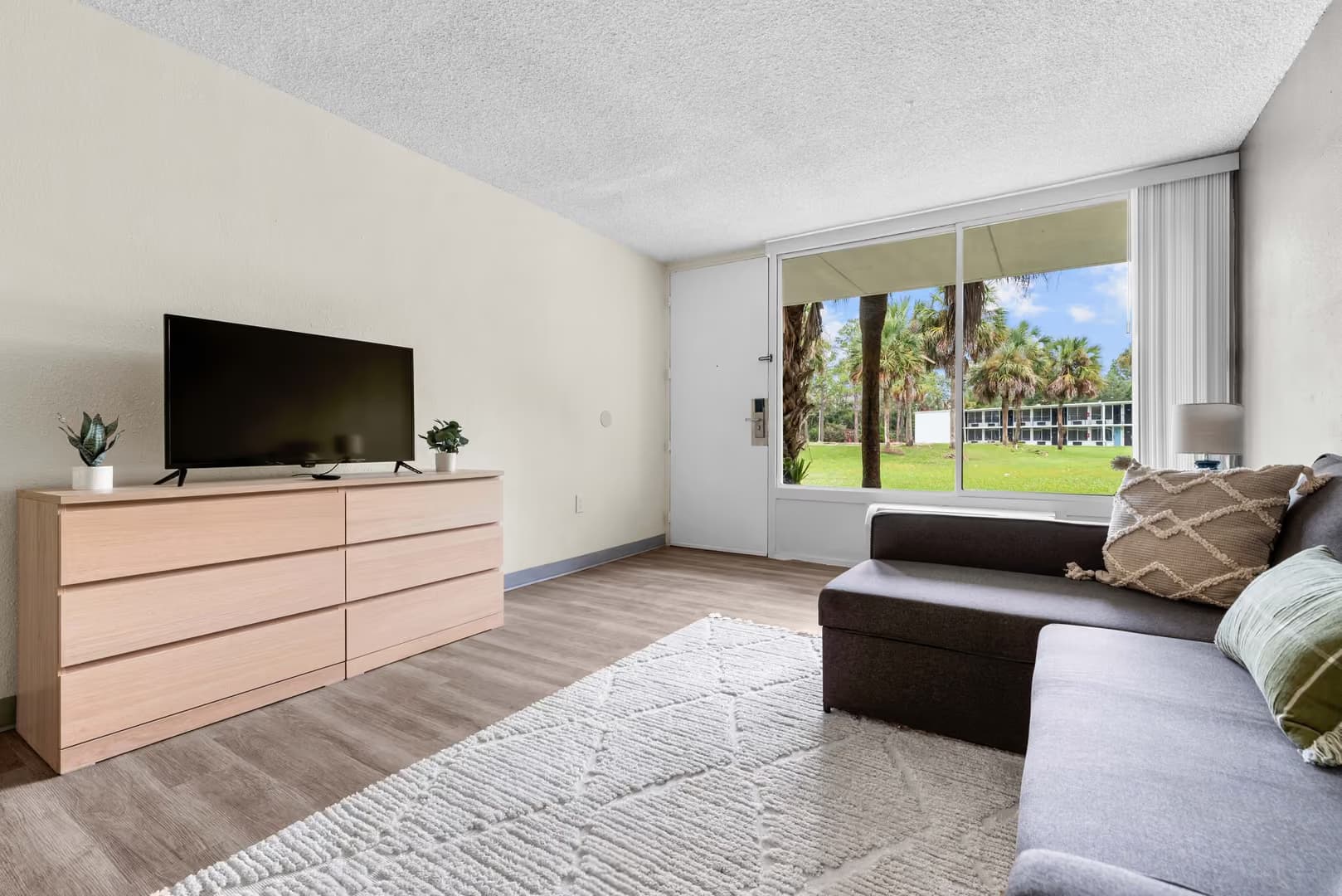 Jacksonville Apartment: 1057 Broward Rd.