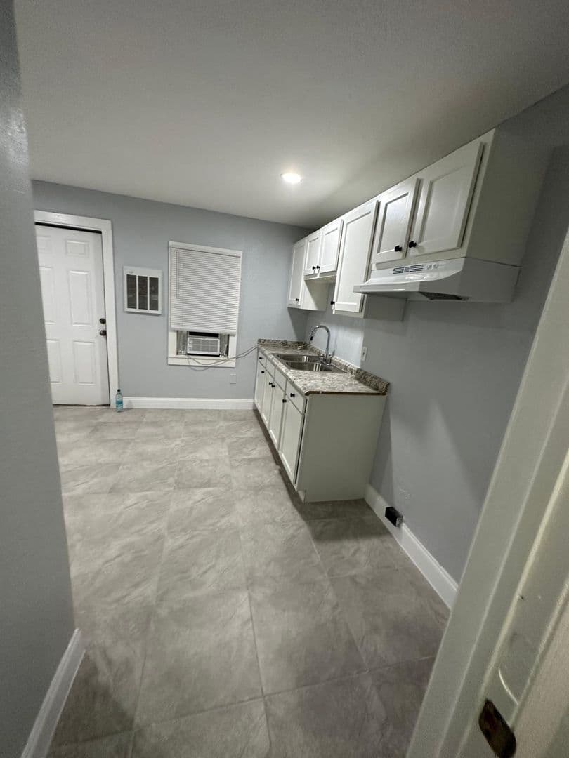Jacksonville House: 2511 Market St Unit B