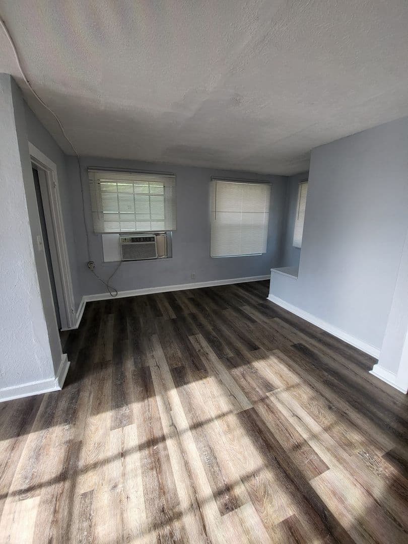 Jacksonville Apartment: 1923-1925 Ella St
