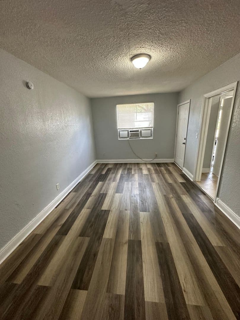Jacksonville Apartment: 1024 W 8th St.