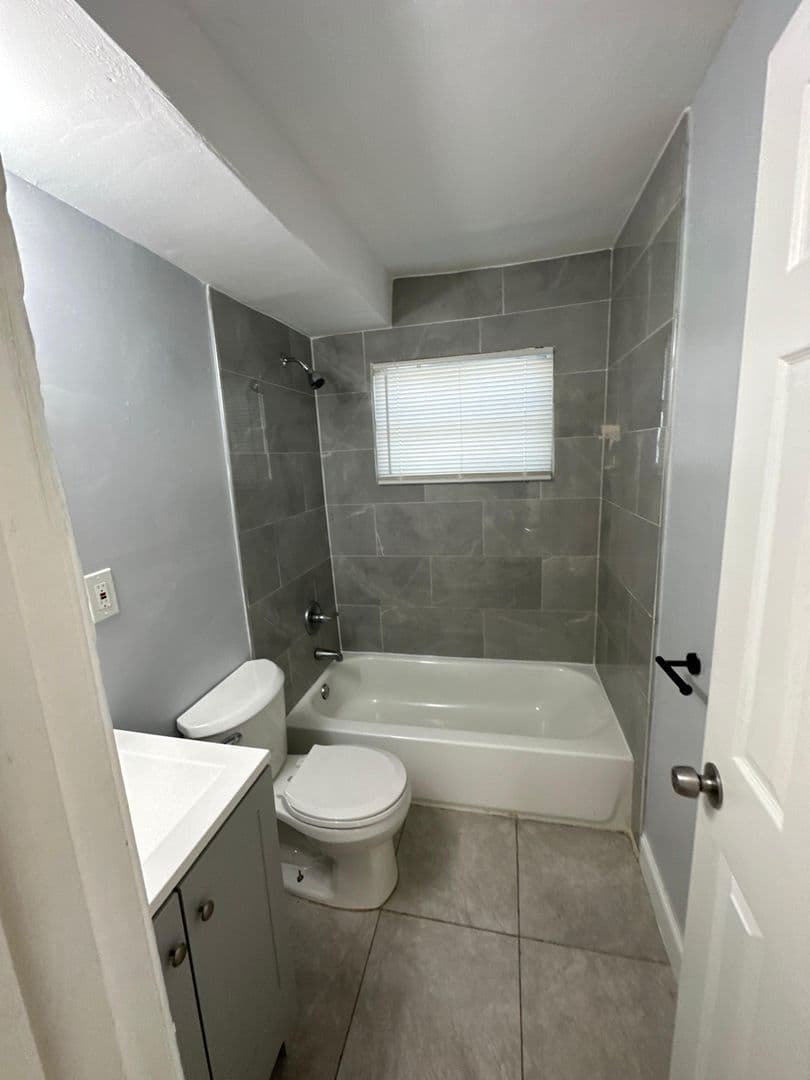 Jacksonville Apartment: 3805 Fairfax St