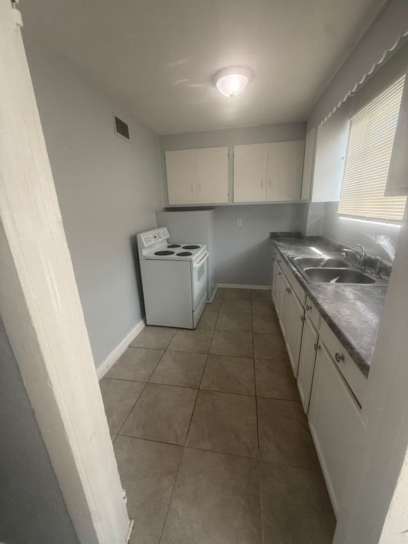 Jacksonville Apartment: 1923-1925 Ella St