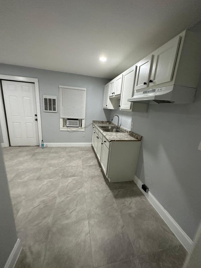 Jacksonville House: 2511 Market St Unit B