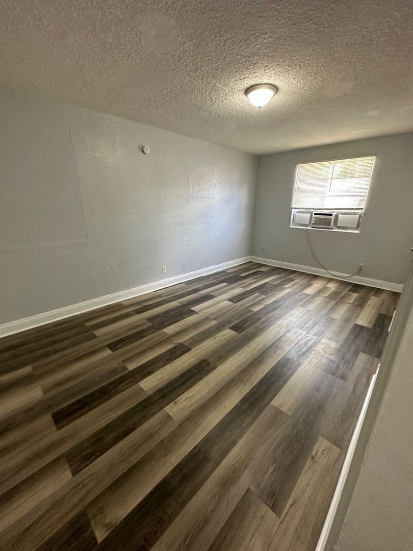 Jacksonville Apartment: 1024 W 8th St.