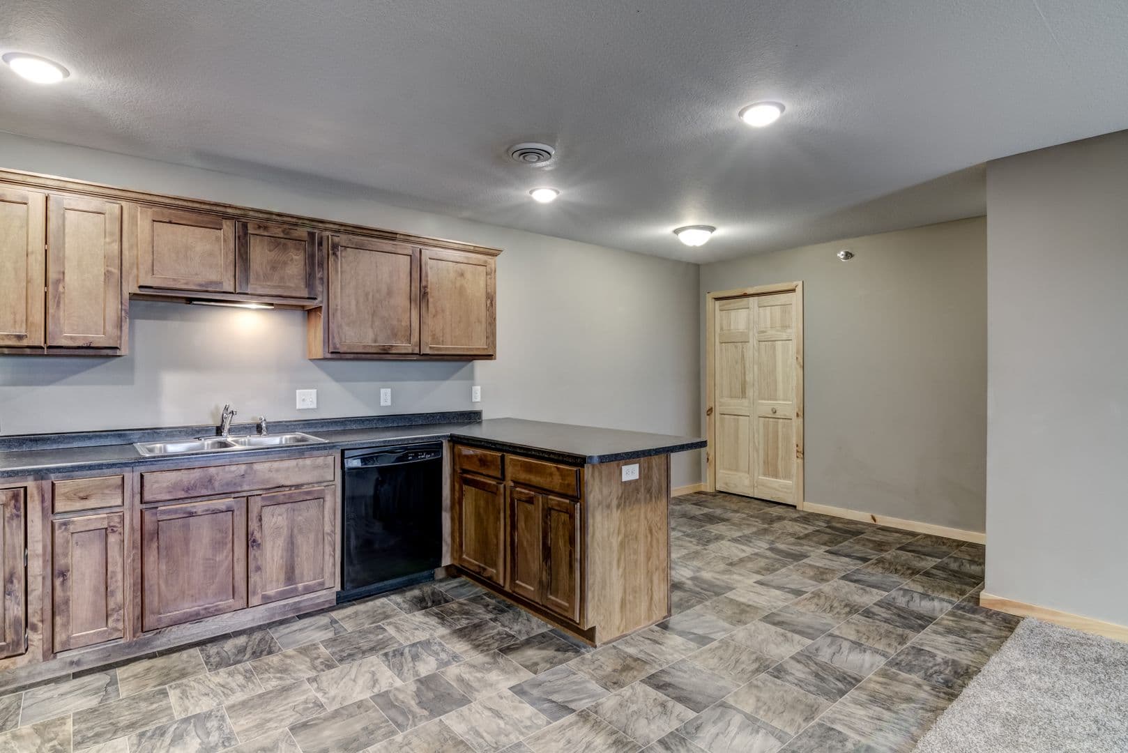 Chippewa Falls Apartment: 1219 Coventry Ln. #1-4/1234 Parkland Dr. #1-4