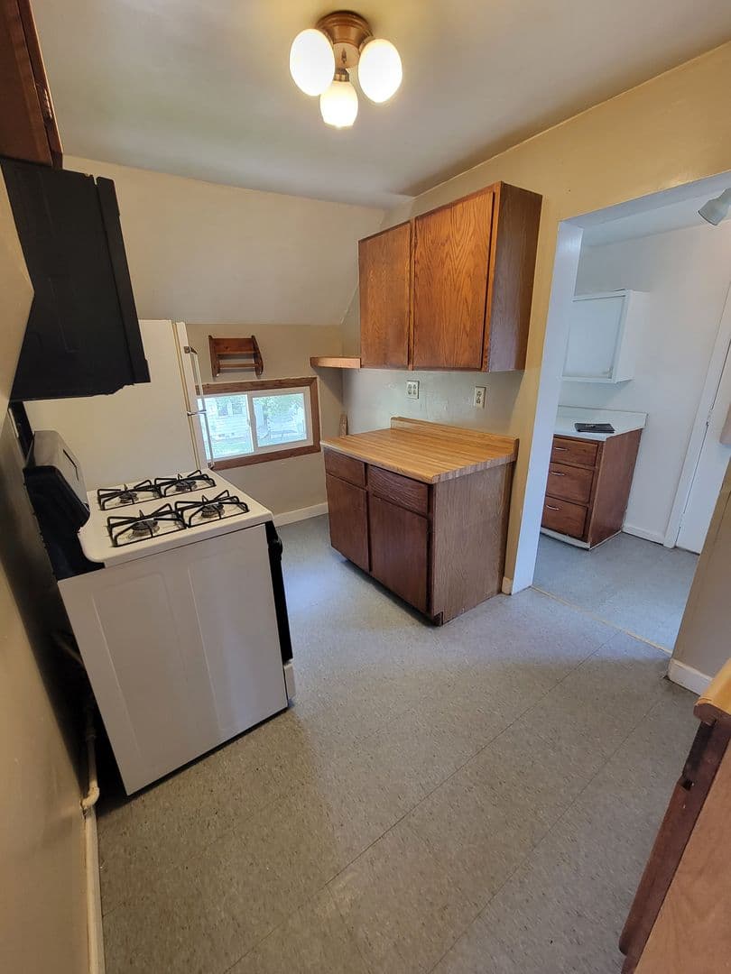 Eau Claire Apartment: 609 Franklin Street