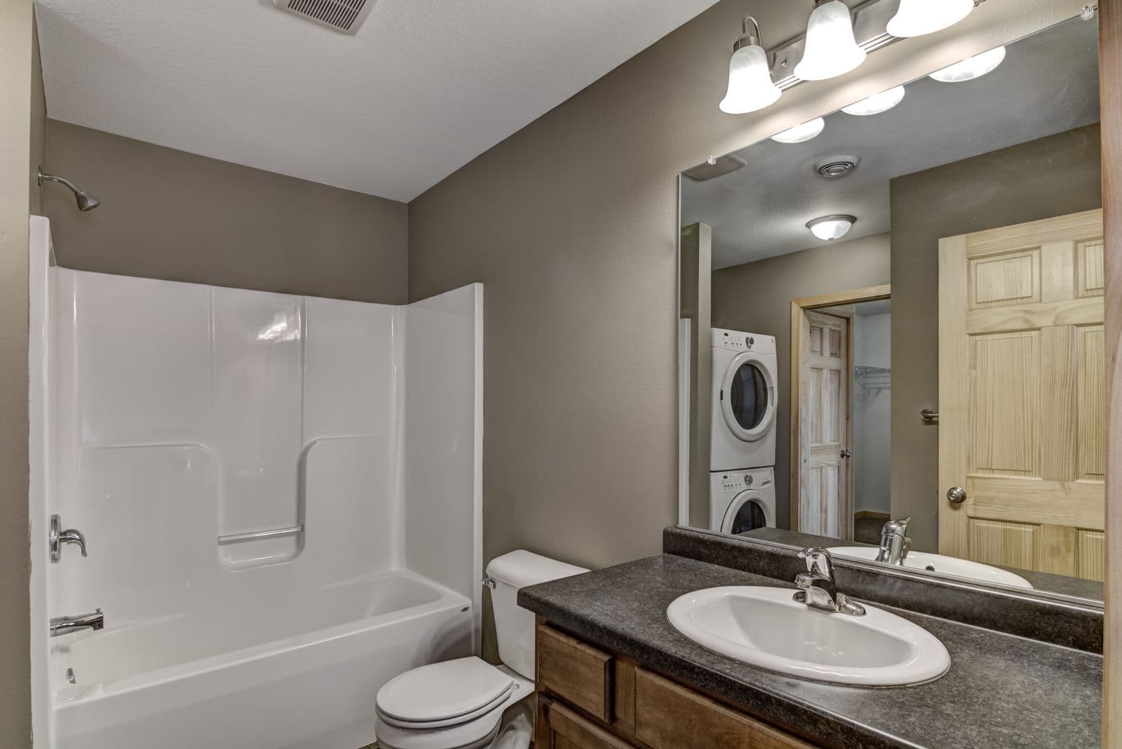 Chippewa Falls Apartment: 1224 Coventry Ln. #1-4/1112 Parkland Dr. #1-4