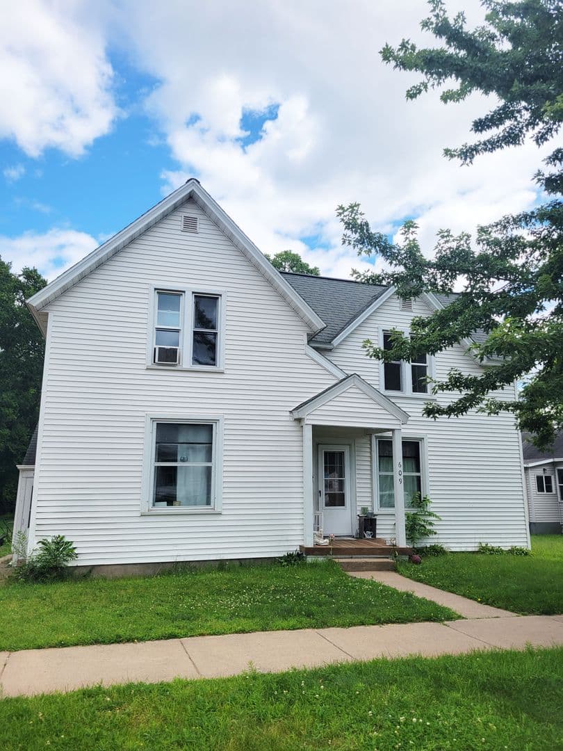 Eau Claire Apartment: 609 Franklin Street