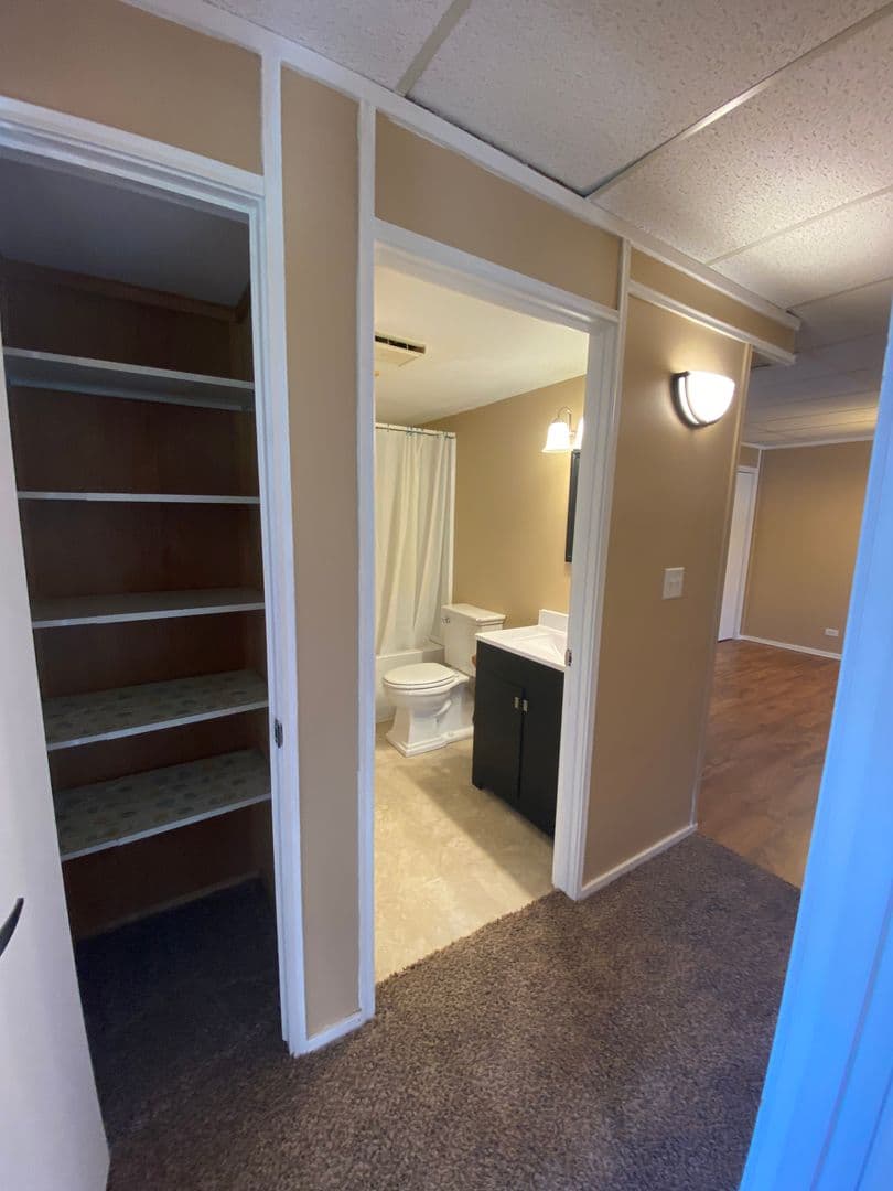 Thorp Apartment: 605 N Clark Street
