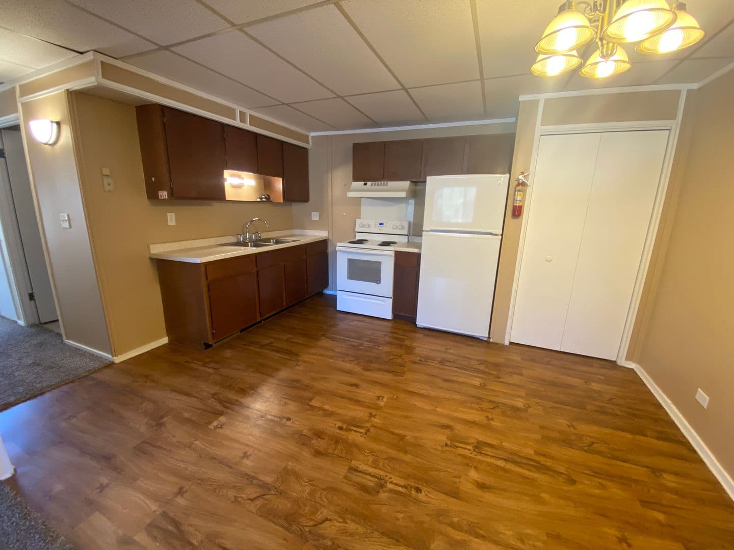 Thorp Apartment: 605 N Clark Street