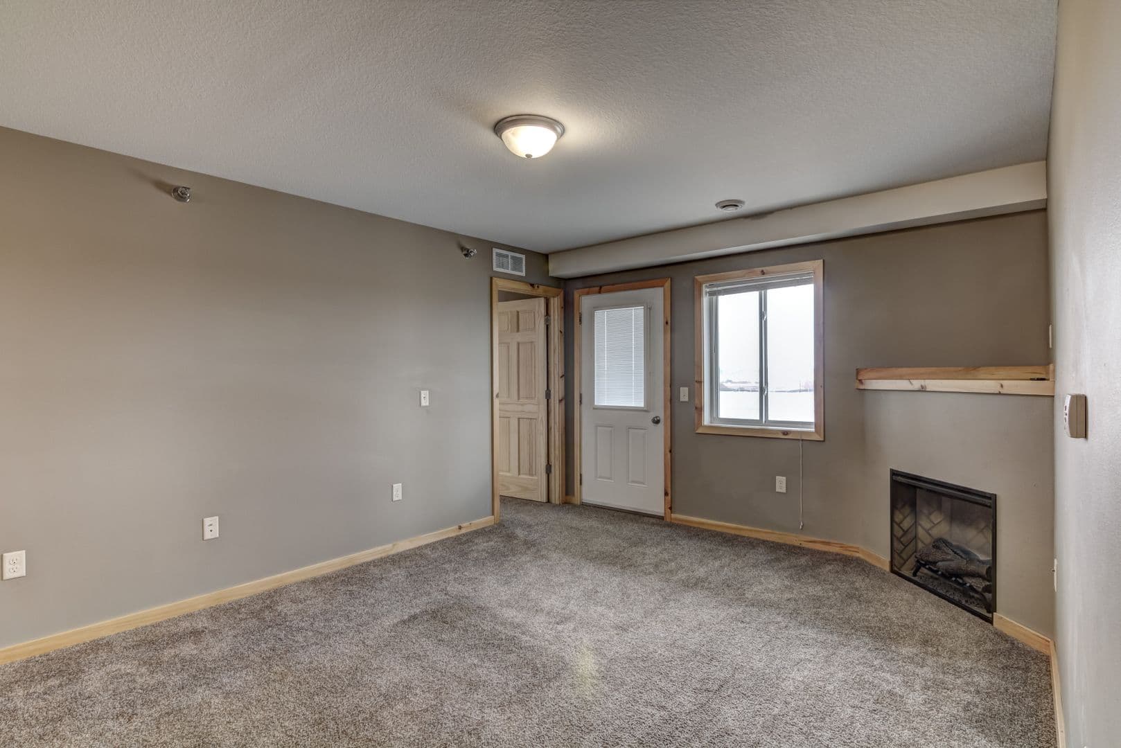 Chippewa Falls Apartment: 1219 Coventry Ln. #1-4/1234 Parkland Dr. #1-4