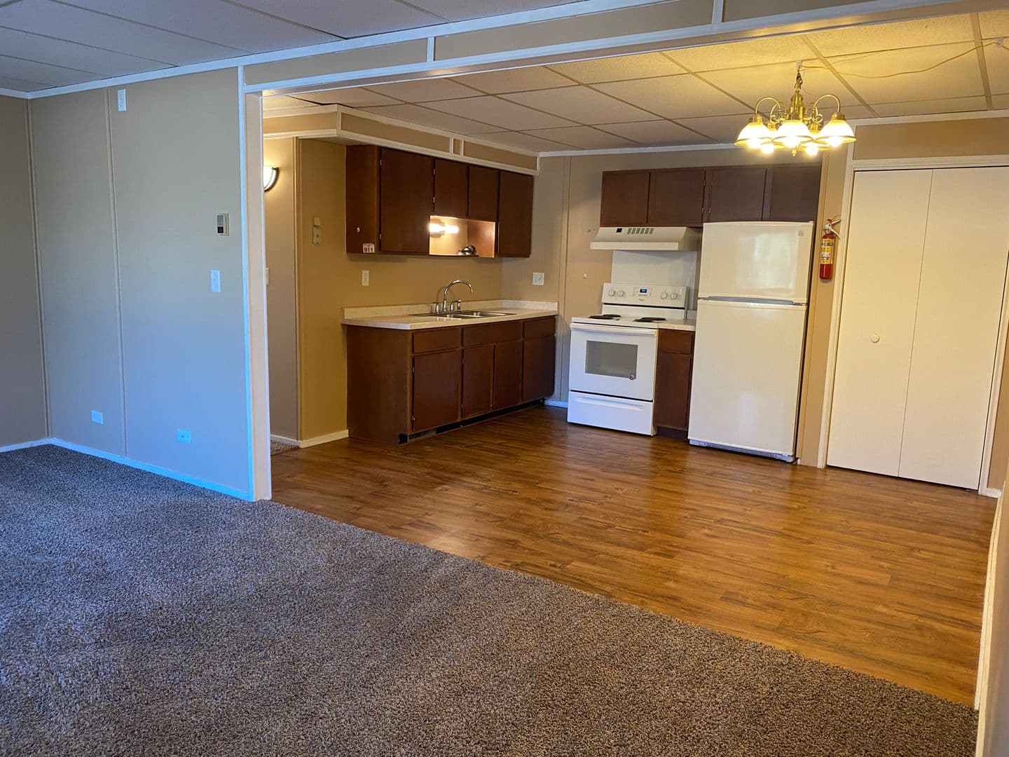 Thorp Apartment: 605 N Clark Street