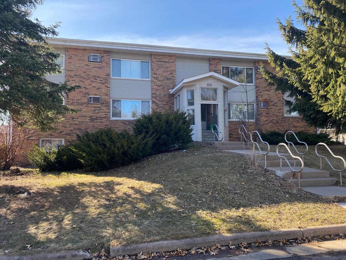 Thorp Apartment: 605 N Clark Street