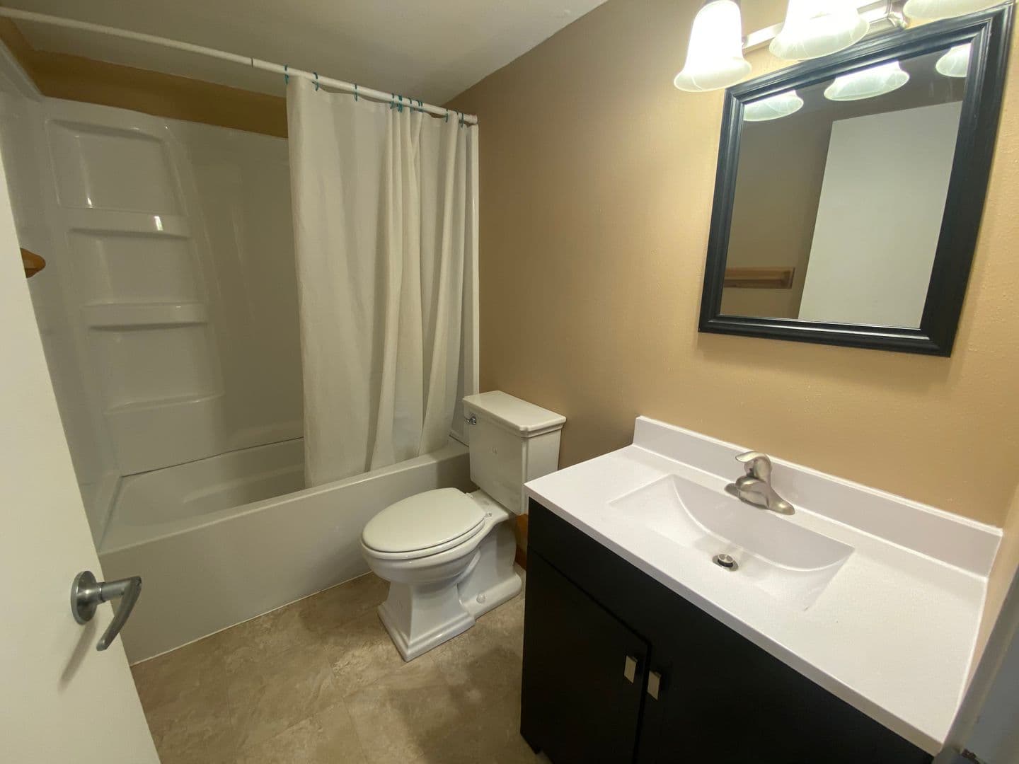 Thorp Apartment: 605 N Clark Street