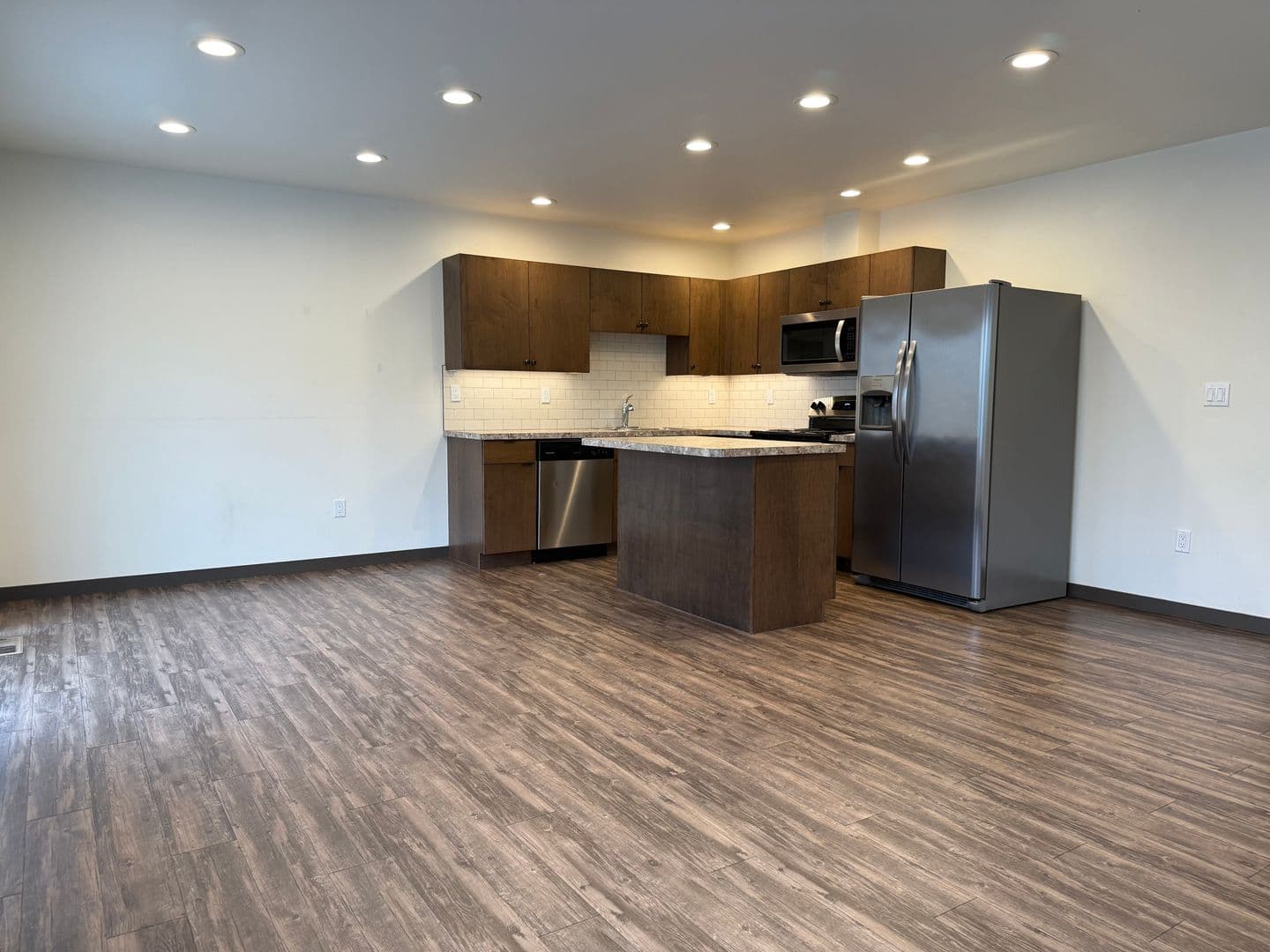 Yakima Apartment: 215 N 76th Ave