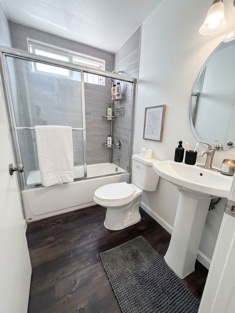 Los Angeles Apartment: 402 N. Ardmore Avenue