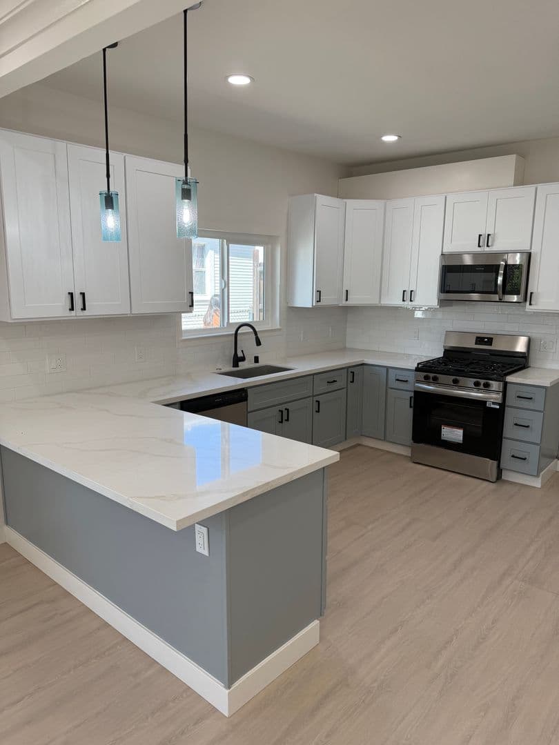 Oakland House: 3914 Agua Vista St.
