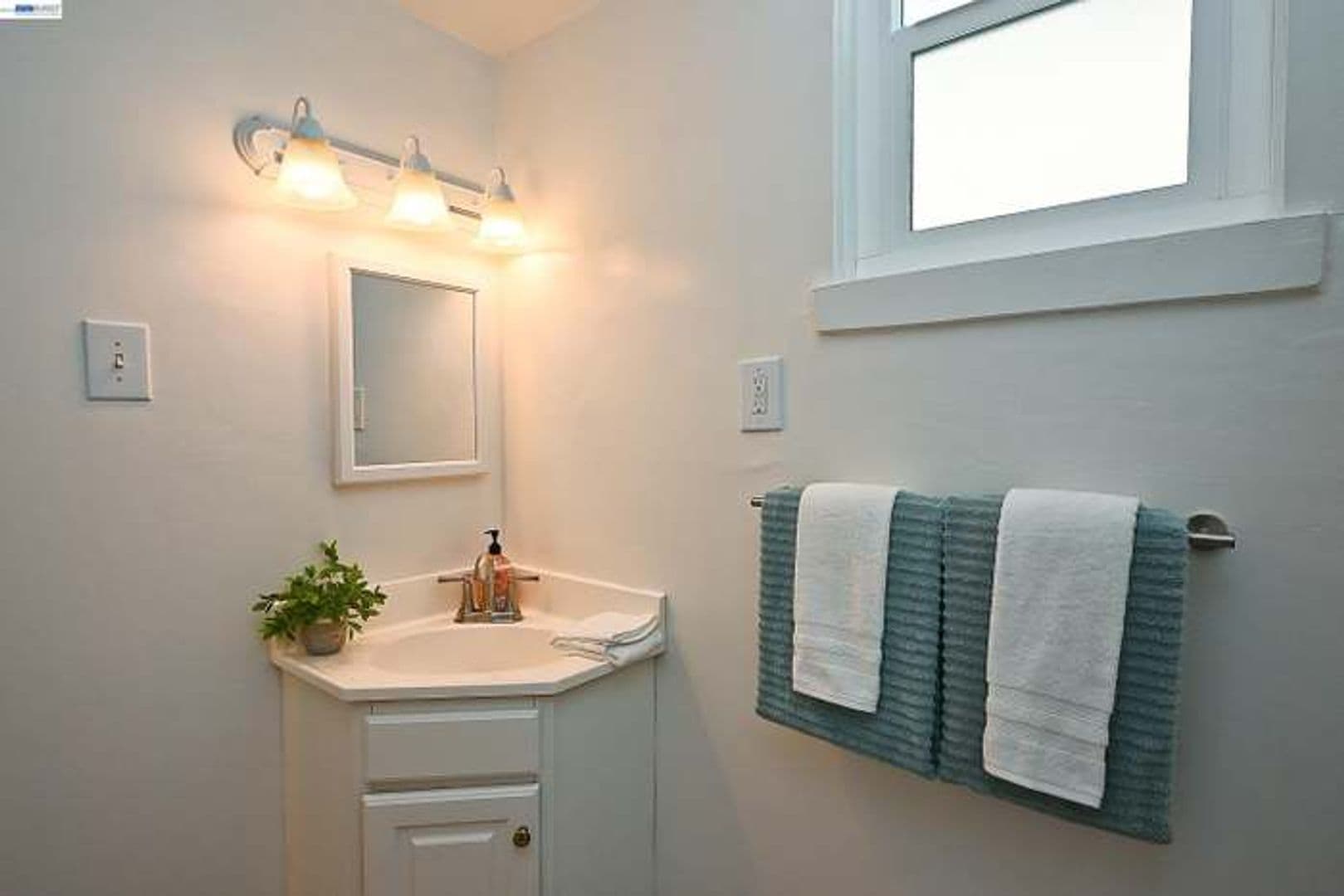 Oakland House: 3914 Agua Vista St.