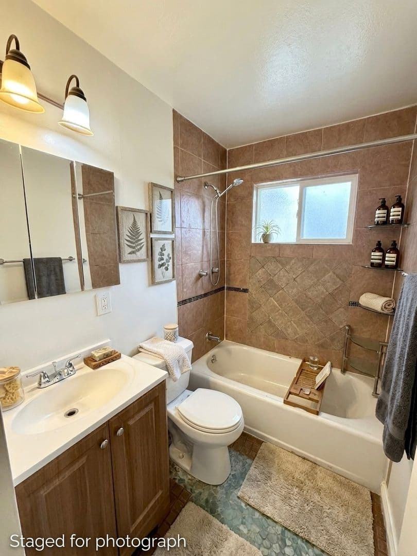 Fremont House: 3648 Detjen Street